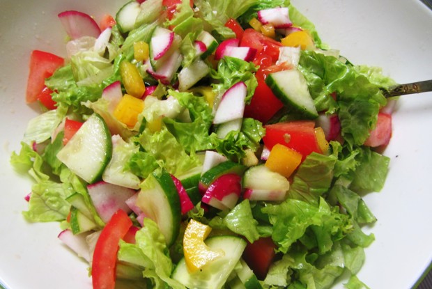 Салат «Трейсерский» с помидорами и редисом