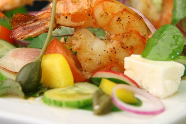 Салат в греческом стиле с соусом ceviche