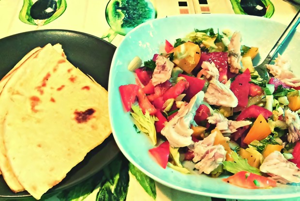Салат в мексиканском стиле с хрустящей тортильей