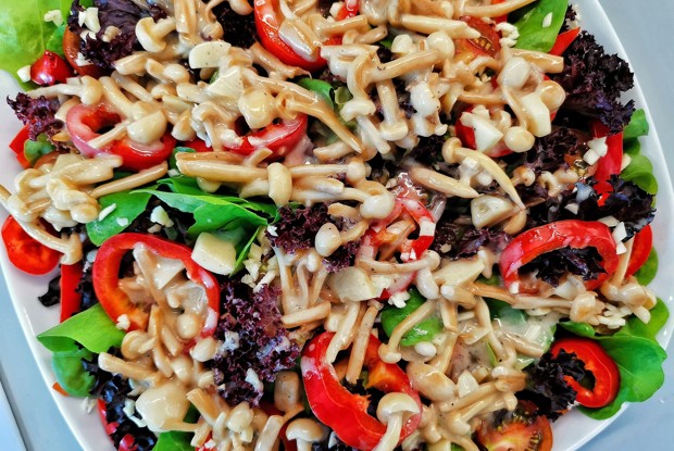 Салат в нежном соусе из грибов шимеджи