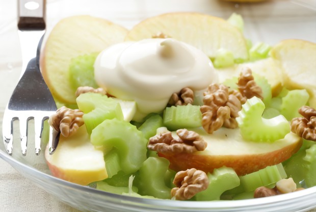 Салат Вальдорф с сельдереем, яблоками и грецкими орехами