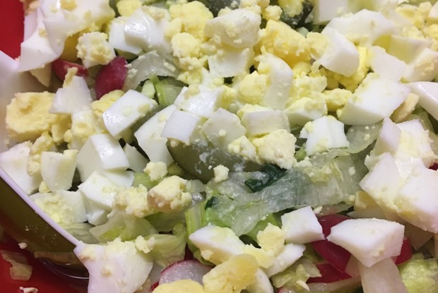 Салат весенний с маринованными огурцами