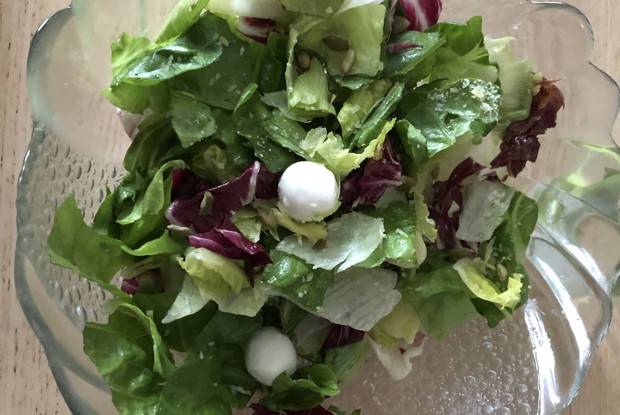 Салатные листья с моцареллой