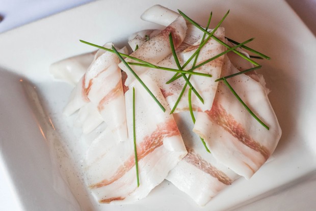 Сало с лавровым листом