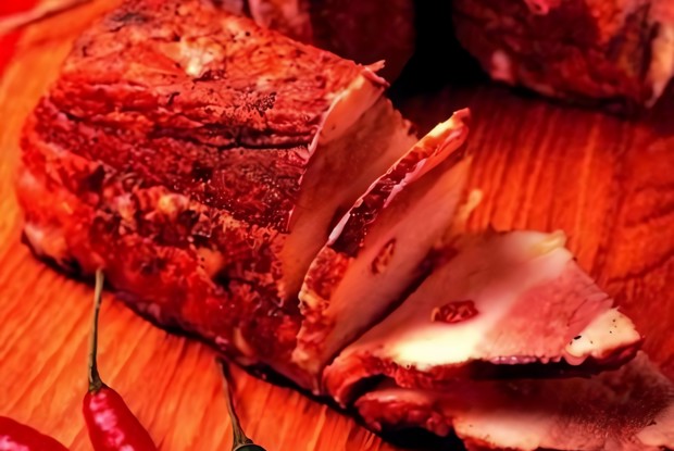 Сало соленое в луковой шелухе