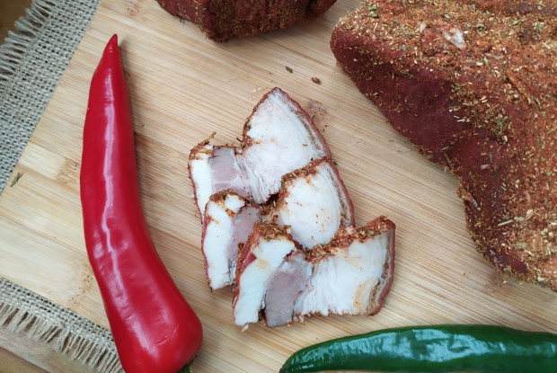 Сало в луковой шелухе и специях