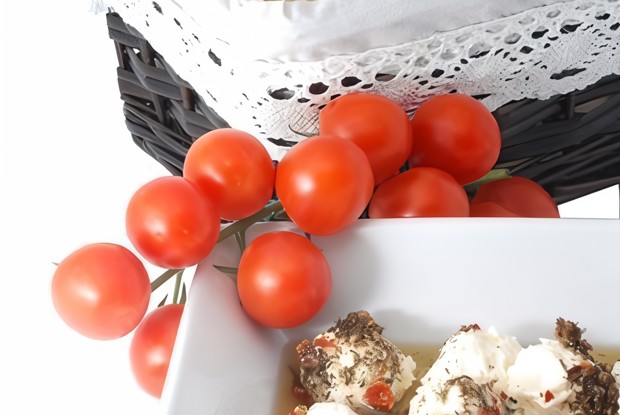 Сальса из феты, выленых томатов и орегано