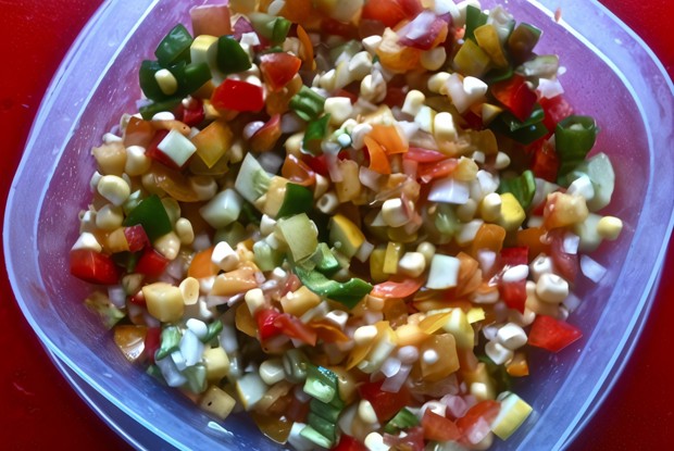 Сальса с персиками и кукурузой