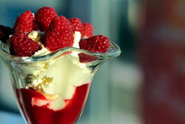 Санди из малины и ревеня со взбитыми сливками и грецкими орехами