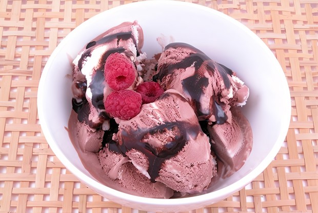 Санди с горячим шоколадным соусом и малиной