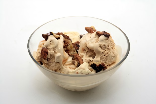 Санди с густым соусом из бурбона с орехами пекан