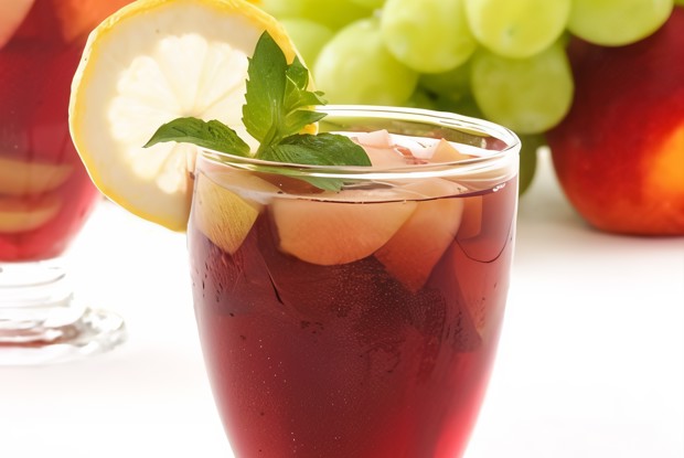 Сангрия из красных яблок и цитрусов