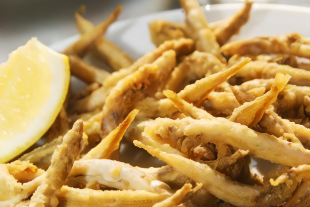 Сардины, жаренные в яйце