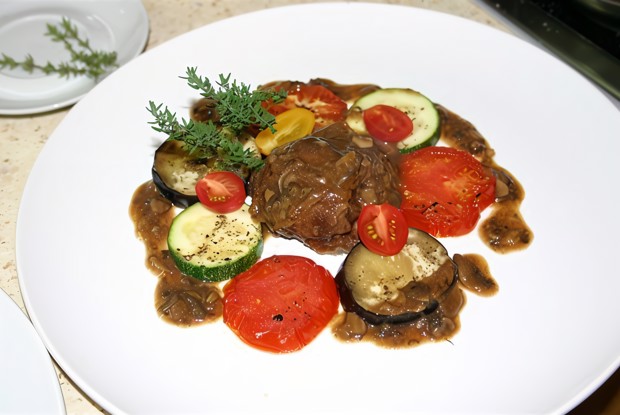 Щечки теленка, томленые в демиглясе, с запеченными овощами и грибным соусом