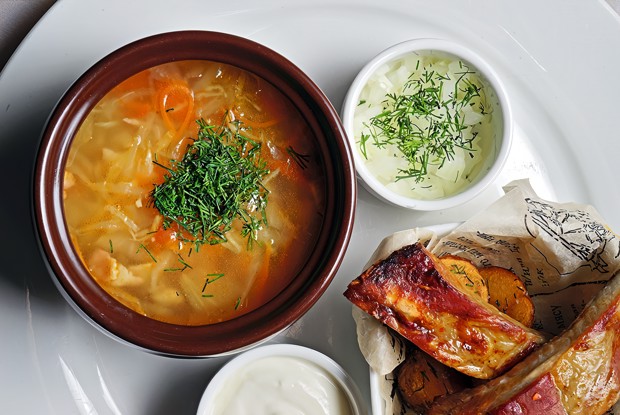 Щи из квашеной капусты с копчеными ребрышками