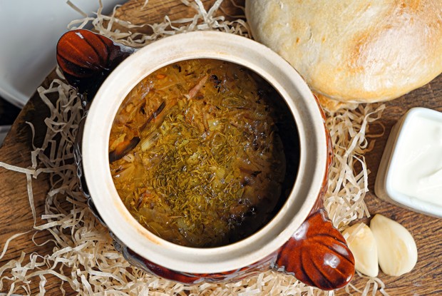 Щи из квашеной капусты с лисичками