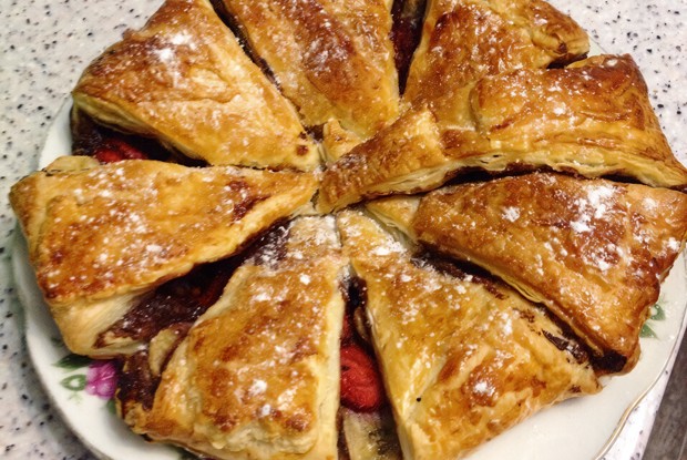 Щоколадный пирог из слоеного теста