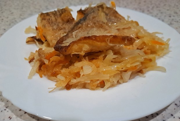 Щука на сковороде с квашеной капустой