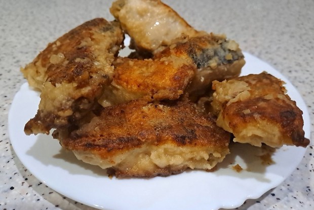 Щука на сковороде с луком и соевым соусом