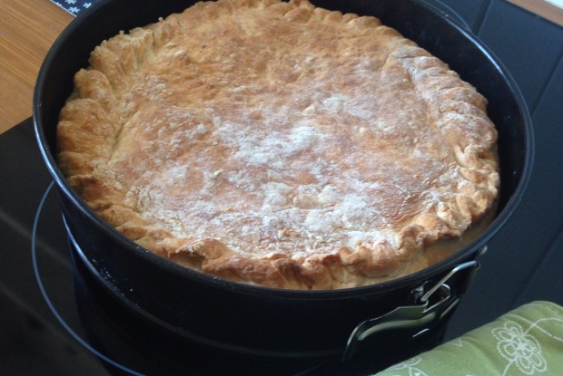 Сдобный пирог на кефире с капустой