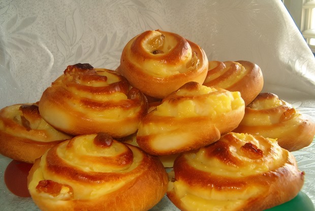 Сдобные булочки с ванильным пудингом