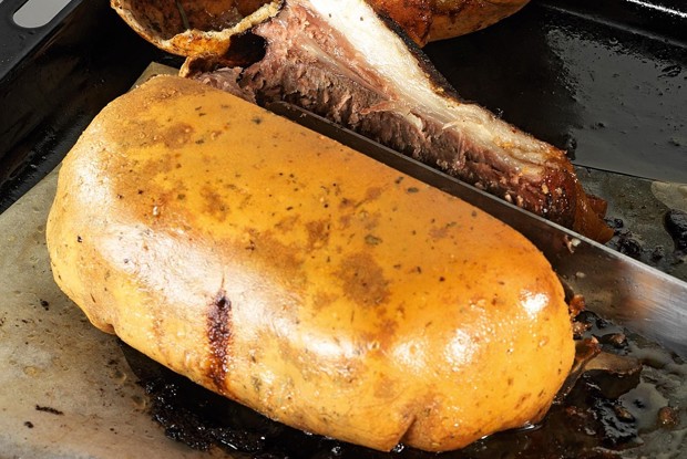 Седло ягненка в прованском тесте