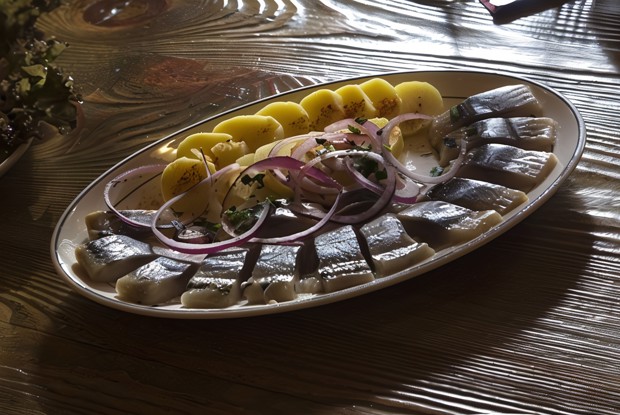 Сельдь с гарниром