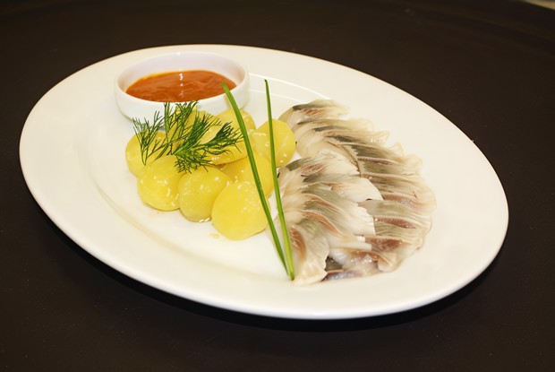 Сельдь с картофелем и конфитюром из облепихи