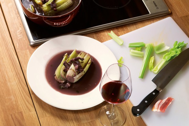 Сельдерей с вином и беконом