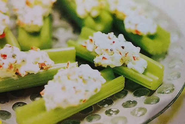 Сельдерей с крабовыми палочками