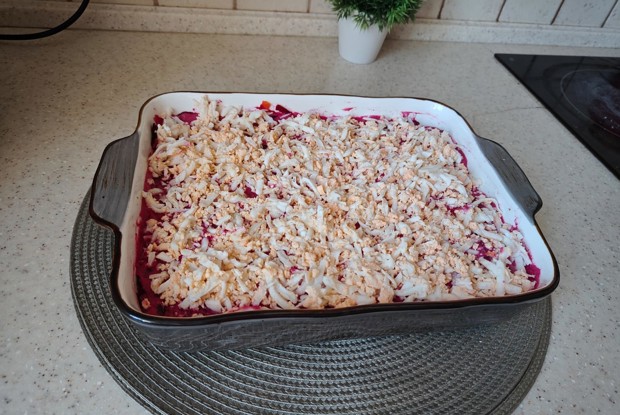 Селедка под шубой с яблочным соусом