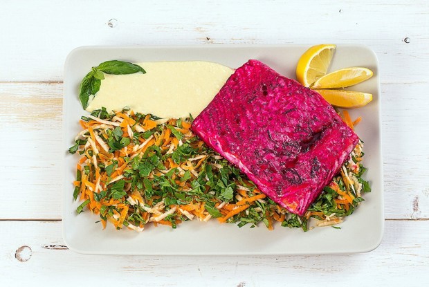 Семга, маринованная в свекольном соусе, со свежим салатом