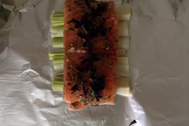 Семга на подушке из лука-порея