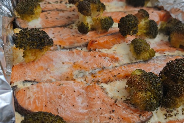 Семга с брокколи в сливках