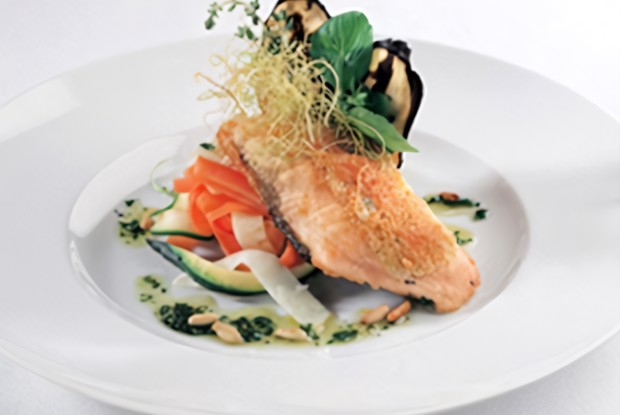 Семга запеченная с сыром,с соусом из базилика и кедровых орехов