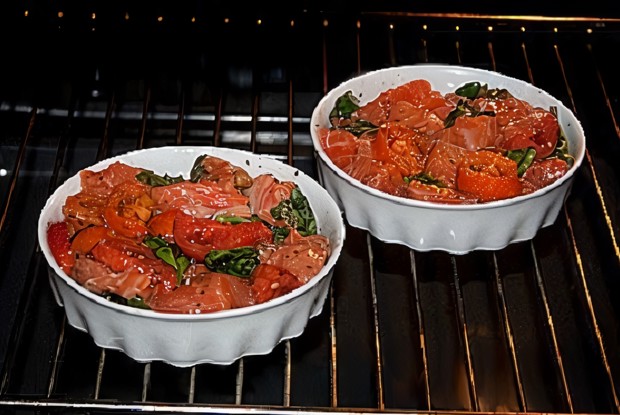 Семга, запеченная с томатами и базиликом