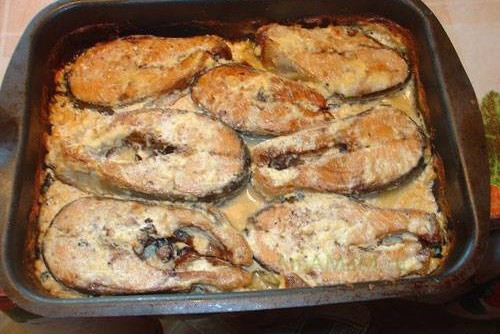 Семга запеченная в сливках и сыре с соусом