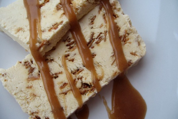 Семифреддо с карамелизованным миндалем и коричным соусом