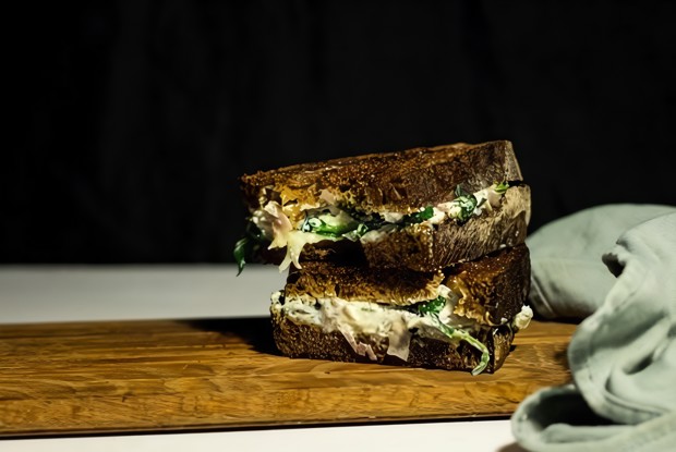 Сэндвич гриль со шпинатом и фетой