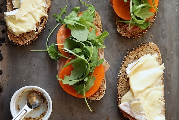 Сэндвич с хурмой, прошутто и сыром бри