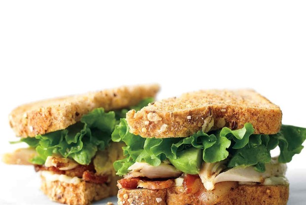 Сэндвич с курицей и авокадо