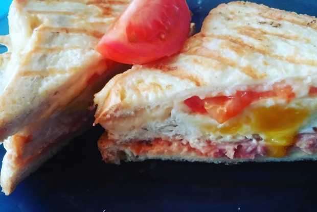 Сендвич с ветчиной, сыром и помидорами черри