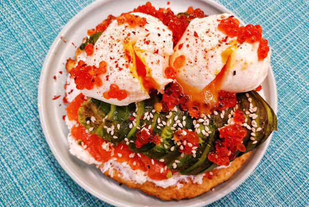 Сэндвич с яйцами пашот, авокадо и семгой