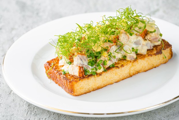 Сэндвич с желтохвостом и копченым угрем