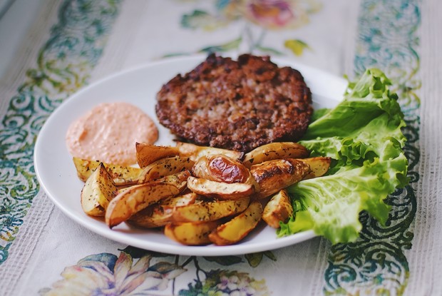 Сербская плескавица с соусом