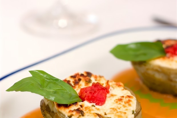 Сердцевинки артишоков с утиной печенкой под соусом бешамель