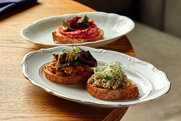 Бутерброды с баклажановой икрой, свекольным муссом и грибной икрой