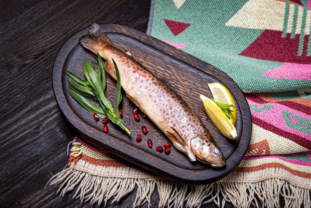 Севанская форель с томатами и мандаком