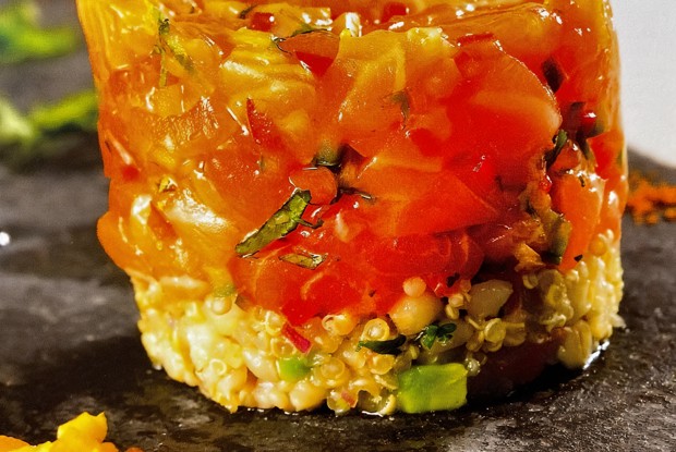 Севиче из лосося с киноа и приправой меркен