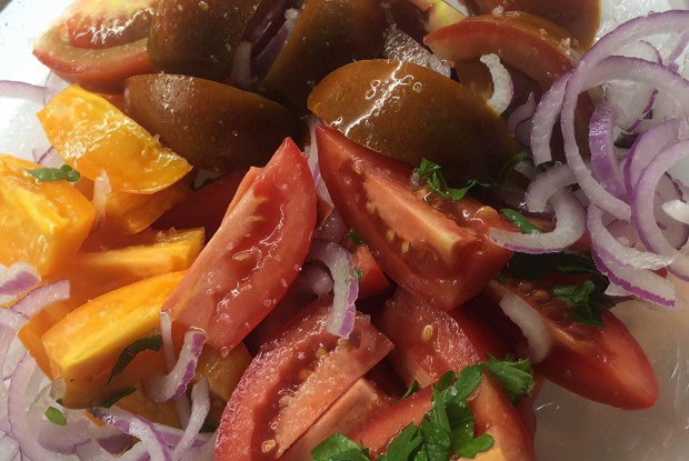 Сезонный салат из  трех видов помидоров